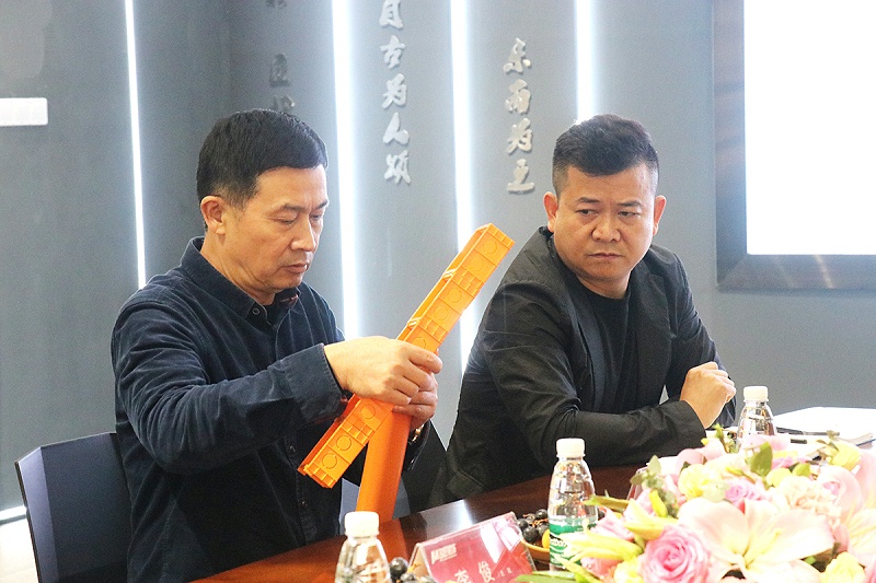 名匠装饰集团副总裁汤义孝先生（左）、名匠装饰集团材料配送中心张祖木先生（右）